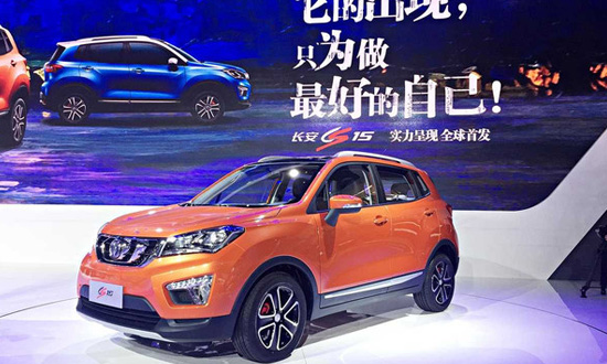 自去年开始,小型SUV就成为中国汽车市场的一个热门区域,江淮、北汽、长城等品牌推出了一系列相关产品,其高超的性价比和实用性得到了广大二三线市场消费者的高度认可,单品月销量一度超过了3万辆,显示出了强劲的市场需求。作为中国品牌的领军者,长安汽车深刻洞察消费者的用车需求,并应时研发推出了CS15。同时,相对于江淮等竞争品牌,长安汽车强大产品实力与品牌积淀将为CS15在未来的市场竞争中加分不少,CS15完全有机会在竞争激烈的小型SUV市场搅动风云,重塑格局。