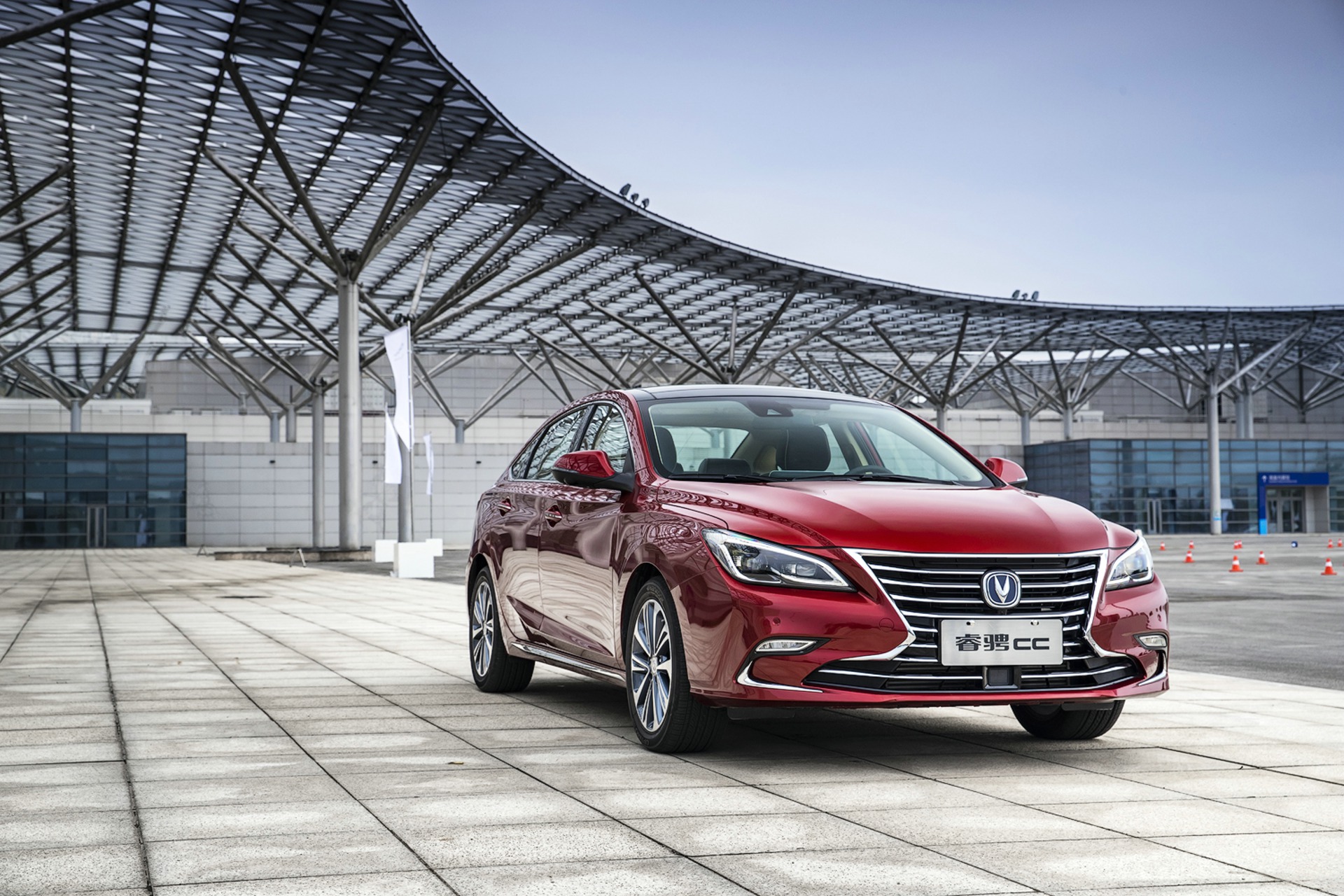 1 1 睿骋cc前脸采用全新布局,以写意的笔触,打通上下格栅,让四角向外